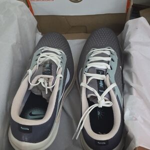 Size 10.5m Nike Air Winflow Men’s Gray and Cream Athletic Running Shoes